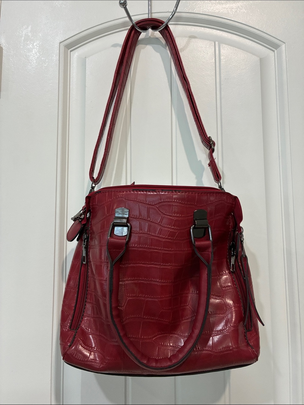 Red Croc-Embossed Women’s Shoulder Bag Two Font Zippers are not for storage